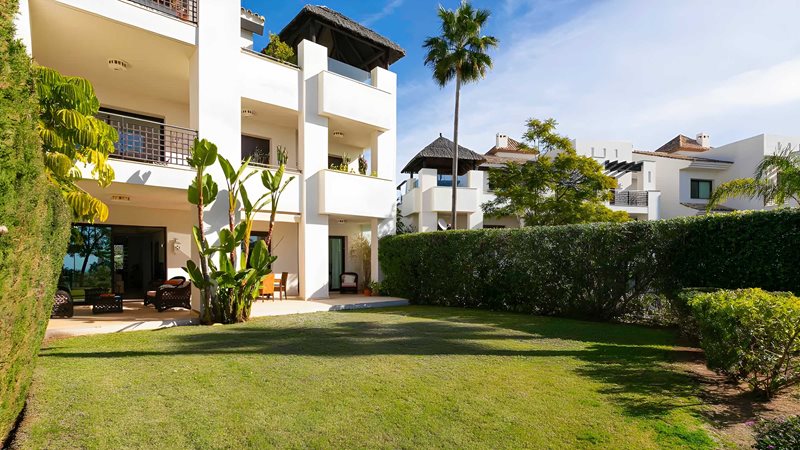 Großzügige Gartenwohnung mit Meerblick und hochwertiger Ausstattung